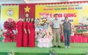 Cha mẹ tặng hoa.jpg