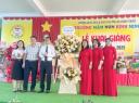LĐ tặng hoa NT.jpg