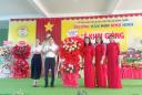 LĐ xã tặng hoa NT.jpg