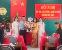 lãnh đạo địa phương tặng hoa chúc mừng.jpg