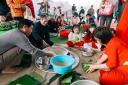 gv ph và học sinh tham gia phần thi gói bánh.jpg