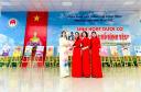 BGH nhà trường tặng hoa kỷ niệm TTH.jpg