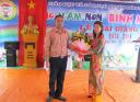 IMG_3352 BT thon Xuan binh tang hoa chuc mung - IMG_3352 BT thon Xuan binh tang hoa chuc mung.jpg